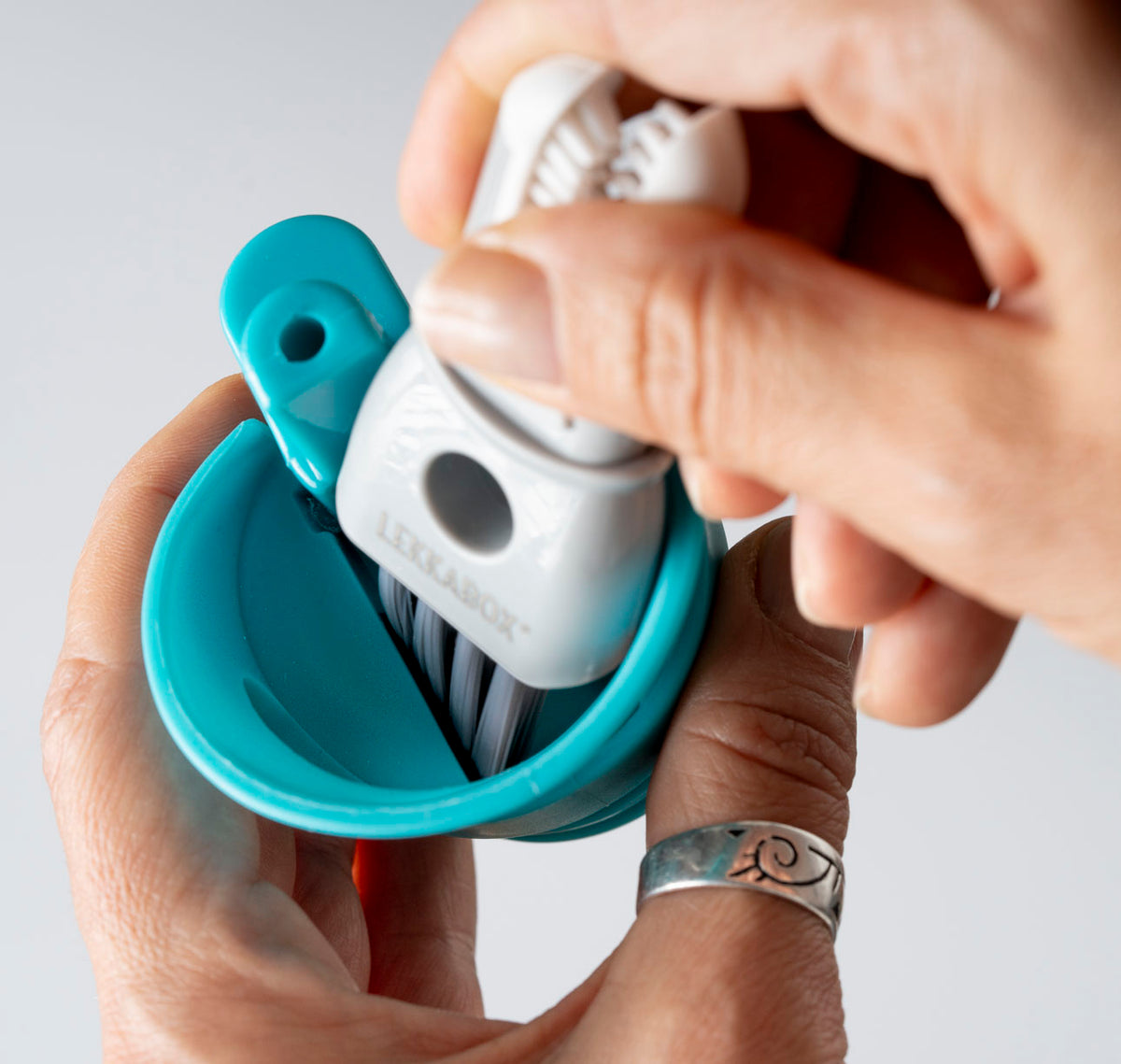LEKKABOX Mini Brush четка за капачета